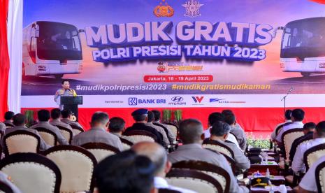 Kapolri Jenderal Listyo Sigit Prabowo bersama dengan stakeholder terkait resmi melepas 434 bus yang mengangkut masyarakat untuk pulang ke kampung halamannya masing-masing dalam program 