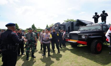 Kapolri Jenderal Listyo Sigit Prabowo bersama Panglima TNI Jenderal Andika Perkasa memimpin apel gelar pasukan Operasi Puri Agung 2022 dalam rangka pengamanan puncak forum Konferensi Tingkat Tinggi (KTT) G20 di Bali pada 15-16 November mendatang.