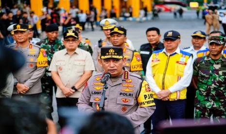 Kapolri Jenderal Listyo Sigit Prabowo bersama Panglima TNI Jenderal Agus Subiyanto dan Menteri Perhubungan (Menhub) Budi Karya Sumadi melakukan pengecekan kesiapan arus mudik Lebaran 2024 di Terminal Purabaya, Surabaya, Jawa Timur, Kamis (4/4/2024).