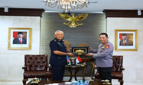 Kapolri Jenderal Listyo Sigit Prabowo bertemu dengan Kepala Kepolisian Malaysia (Inspector General of Police) Tan Sri Acryl Sani bin Abdullah Sani di Mabes Polri, Jakarta Selatan, Selasa (25/1/2022).