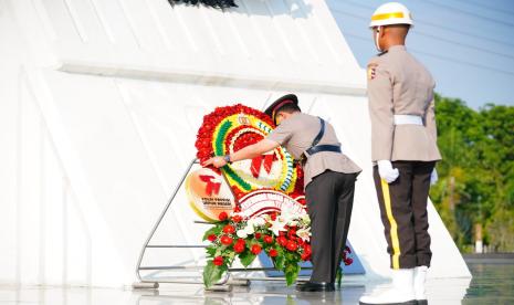 Kapolri Jenderal Listyo Sigit Prabowo beserta Pejabat Utama (PJU) Mabes Polri berziarah serta tabur bunga ke Taman Makam Pahlawan (TMP) Kalibata, Jakarta Selatan, Jumat, 30 Juni 2023.