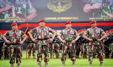 Kapolri Jenderal Listyo Sigit Prabowo dan Panglima TNI Laksamana Yudo Margono disematkan Baret Merah dan Brevet Komando dari pasukan elite Kopassus di Mako Kopassus Cijantung, Jakarta Timur, Selasa (27/12/2022).