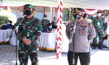 Kapolri Jenderal Listyo Sigit Prabowo dan Panglima TNI Marsekal Hadi Tjahjanto. Panglima TNI Marsekal TNI Hadi Tjahjanto menyebutkan pelaksanaan vaksinasi bagi pedagang di pasar tradisional demi melindungi para pelaku usaha dari penyebaran COVID-19.