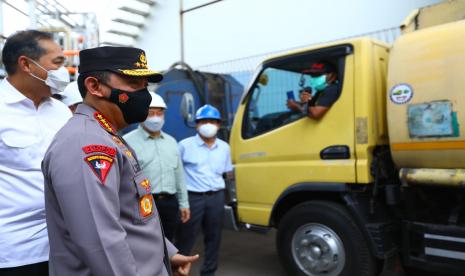 Kapolri Jenderal Listyo Sigit Prabowo kembali melanjutkan rangkaian kunjungan kerja untuk memastikan ketersediaan minyak goreng curah dan kemasan, serta harga penjualannya kepada masyarakat sesuai dengan kebijakan yang dikeluarkan oleh Pemerintah. 