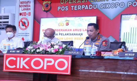  Kapolri Jenderal Listyo Sigit Prabowo kembali melanjutkan tinjauannya dalam rangka memastikan kesiapan jelang libur Natal dan Tahun Baru (Nataru). Kali ini, mereka mengecek Pos Terpadu Cikopo yang berlokasi di Ruas Tol Cipularang.