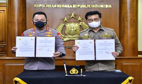 Kapolri Jenderal Listyo Sigit Prabowo (kiri) dan Menteri Pertanian Syahrul Yasin Limpo (kanan) menunjukan nota kesepahaman atau Memorandum of Understanding (MoU) tentang pendampingan dalam pemeliharaan keamanan pada pelaksanaan program pembangunan pertanian, di Mabes Polri, Jakarta Selatan, Selasa (16/11).