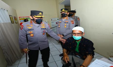 Kapolri Jenderal Listyo Sigit Prabowo (kiri) menghadiri secara langsung kegiatan akselerasi di Pusdik Intelkam, Soreang, Kabupaten Bandung, Jawa Barat, Kamis (24/3/2022).. 