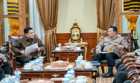 Kapolri Jenderal Listyo Sigit Prabowo melakukan audiensi dengan Ketua Umum PSSI Erick Thohir di Mabes Polri, Jakarta Selatan, Selasa (19/9/2023). 