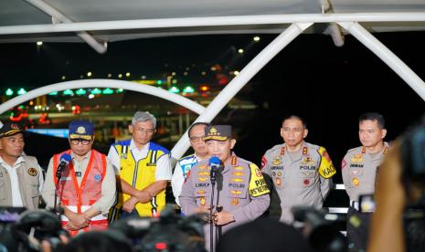 Kapolri Jenderal Listyo Sigit Prabowo melakukan tinjauan langsung arus mudik di Tol Cikampek KM 70 pada Kamis (20/4/2023).