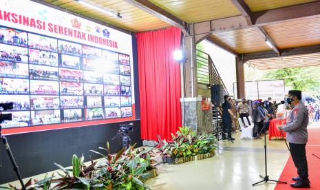 Kapolri Jenderal Listyo Sigit Prabowo memantau kegiatan akselerasi percepatan vaksinasi yang diadakan di seluruh Provinsi di Indonesia. Dalam kesempatan ini, mereka meninjau secara langsung kegiatan vaksinasi yang diadakan di Taman Safari Indonesia, Bogor, Jawa Barat.