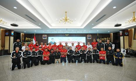 Kapolri Jenderal Listyo Sigit Prabowo memberikan apresiasi dan penghargaan ke Tim Voli Jakarta Bhayangkara Presisi yang meraih prestasi di kejuaraan Asian Men’s Club Volleyball Championship.