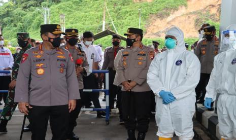 Kapolri Jenderal Listyo Sigit Prabowo memeriksa langsung penerapan protokol kesehatan (prokes) dan prosedur pelaksanaan karantina bagi para Pelaku Perjalanan Luar Negeri (PPLN) di Pos Lintas Batas Negara (PLBN) Entikong, Kalimantan Barat (Kalbar). 