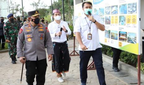 Kapolri Jenderal Listyo Sigit Prabowo mengajak Panglima TNI Marsekal Hadi Tjahjanto bertatap muka dengan seluruh personel Brimob sekaligus meresmikan pembangunan kompleks Brimob Presisi Kompi 4 Balayon B Pelopor Manggarai Barat Satbrimob Polda NTT, Sabtu (6/11).