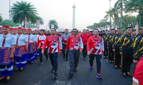 Kapolri Jenderal Listyo Sigit Prabowo menggelar fun walk bersama dengan lintas elemen sambut Hari Bhayangkara ke-77.