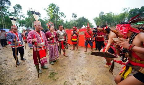 Kapolri Jenderal Listyo Sigit Prabowo menghadiri hari lahir Keramat Patih Patinggi tahun 2023 di Kalimantan Barat. Dalam rangkaian acara itu, Kapolri dianugerahi gelar Patih Bakula oleh Tariu Borneo Bangkule Rajakng (TBBR).