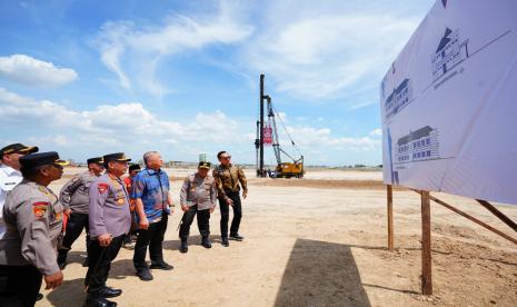 Kapolri Jenderal Listyo Sigit Prabowo menghadiri kegiatan Groundbreaking Pembangunan Batalyon A Pelopor Satbrimob Polda Metro Jaya di Tangerang, Banten, Rabu (5/4/2023). 