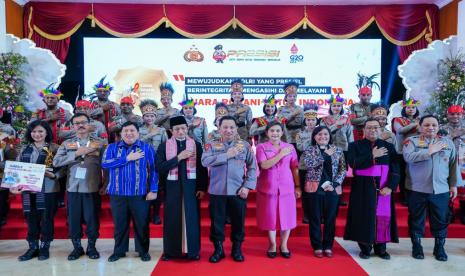 Kapolri Jenderal Listyo Sigit Prabowo menghadiri kegiatan penganugerahan juara lomba vocal group dan solo lagu rohani kristiani di Gedung PTIK, Jakarta Selatan, Jumat (23/9/2022).