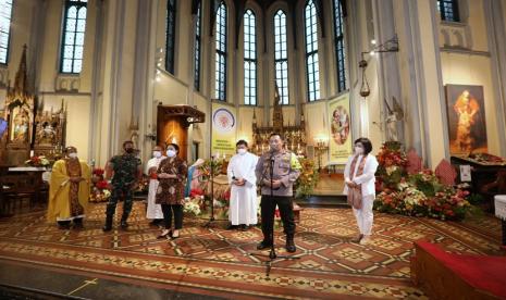 Kapolri Jenderal Listyo Sigit Prabowo mengunjungi gereja katedral saat malam Misa Natal di Gereja Katedral, Jakarta pada Jumat (24/12).