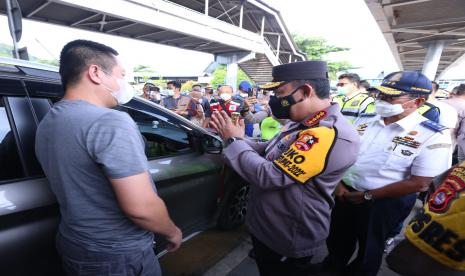 Kapolri Jenderal Listyo Sigit Prabowo meninjau arus mudik di Pelabuhan Merak, Banten, Sabtu, (30/4/2022).