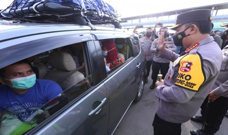 Kapolri Jenderal Listyo Sigit Prabowo meninjau arus mudik di Pelabuhan Merak, Banten, Sabtu, (30/4/2022).