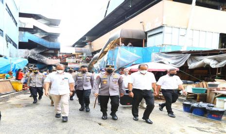 Kapolri Jenderal Listyo Sigit Prabowo meninjau langsung Pasar Minggu, Jakarta Selatan, Senin (21/3/2022). Kedatangannya untuk memastikan ketersediaan minyak goreng curah dan harga penjualan kepada masyarakat sesuai dengan harga eceran tertinggi yang ditetapkan Pemerintah.