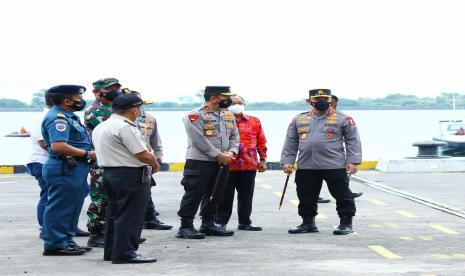 Kapolri Jenderal Listyo Sigit Prabowo meninjau langsung Pelabuhan Benoa, Bali untuk memastikan proses penegakan protokol kesehatan (prokes) hingga pelaksanaan masa karantina. Khususnya bagi Pelaku Perjalanan Luar Negeri (PPLN) yang masuk ke Indonesia, untuk mencegah penyebaran virus Covid-19 varian Omicron. 