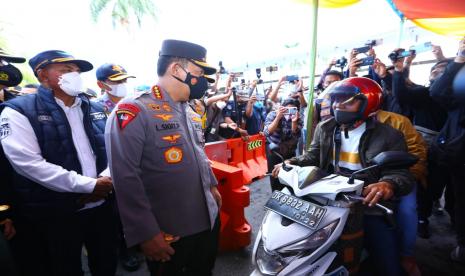 Kapolri Jenderal Listyo Sigit Prabowo meninjau pelaksanaan mudik di Pelabuhan Gilimanuk, Bali, Kamis (28/4/2022). Dalam peninjauannya, Kapolri menyebut arus mudik di Pelabuhan Gilimanuk lebih banyak yang meninggalkan Pulau Bali menuju Pelabuhan Ketapang, Banyuwangi, Jawa Timur.