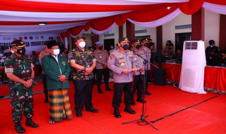 Kapolri Jenderal Listyo Sigit Prabowo meninjau pelaksanaan vaksinasi serentak di 34 Provinsi Indonesia. Kali ini, Kapolri bersama dengan Anggota Komisi III DPR RI Cucun Ahmad Syamsurijal menghadiri secara langsung kegiatan akselerasi di Pusdik Intelkam, Soreang, Kabupaten Bandung, Jawa Barat. 