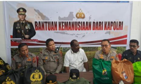 Kapolri Jenderal Listyo Sigit Prabowo menyalurkan 264,7 ton beras hingga 1.500 paket sembako untuk diberikan kepada masyarakat Papua Tengah yang terdampak bencana kekeringan serta kelaparan. 