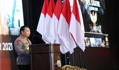  Kapolri Jenderal Listyo Sigit Prabowo menegaskan, agar kepolisian setempat turut membantu proses evakuasi dan penanganan bencana gunung berapi di Malang-Lumajang tersebut. Selain menerjunkan personel, kepolisian juga mengandalkan K-9 dalam mencari korban erupsi yang masih belum ditemukan.