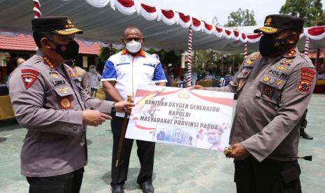 Kapolri Jenderal Listyo Sigit Prabowo menyerahkan bantuan satu unit Oksigen Generator untuk penanganan dan pengendalian Covid-19 di Papua. Sigit berharap dengan adanya pemberian alat itu dapat membantu memenuhi kebutuhan oksigen bagi masyarakat bumi Cenderawasih itu.