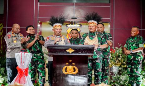 Kapolri Jenderal Listyo Sigit Prabowo bersama Panglima TNI Laksamana Yudo Margono saat meresmikan gedung baru Polda Papua di Kota Jayapura.