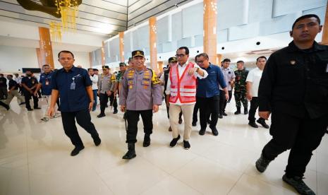 Kapolri Jenderal Listyo Sigit Prabowo saat meninjau arus mudik di Bandara Juanda, Sidoarjo, Jawa Timur, Rabu (19/4/2023). Kepolisian Republik Indonesia kembali memperpanjang rekayasa lalu lintas one way atau satu arah dalam arus mudik hingga pukul 24.00 WIB nanti malam.