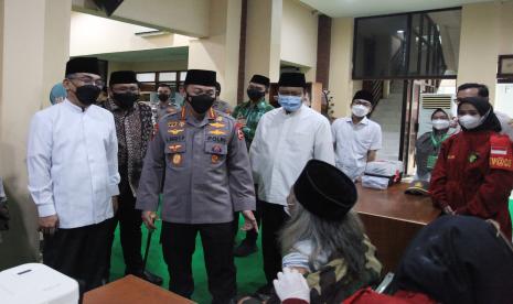 Kapolri Jenderal Listyo Sigit Prabowo (tengah), Menteri Agama Yaqut Cholil Qoumas (kedua kiri), Ketua Umum PBNU, Yahya Cholil Staquf (kiri) meninjau kegiatan 1 juta vaksin booster, di Gedung PBNU, Jalan Kramat Raya, Jakarta, Kamis (21/4/2022). PBNU bersama Kepolisian Republik Indonesia, dan Kementerian Agama menggelar vaksinasi booster untuk 1 juta masyarakat diseluruh Indonesia sebagai upaya mengantisipasi adanya ledakan kasus COVID-19 saat momentum mudik dan Lebaran 2022. Vaksinasi tersebut digelar selama 4 hari mulai Kamis (21/4) hingga (24/4), di kantor PCNU, PWNU, Kemenag dan kantor Kepolisian juga disejumlah lembaga pendidikan dan pesantren NU di seluruh Indonesia.