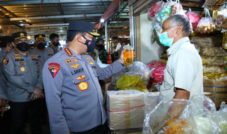 Kapolri Jenderal Listyo Sigit Prabowo turun langsung meninjau ke pasar tradisional Bantar Gebang, Bekasi, Jawa Barat, guna memastikan stok atau ketersediaan minyak goreng untuk memehuhi kebutuhan dari masyarakat aman. 