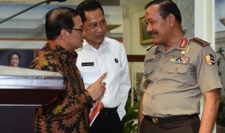 Kapolri Jenderal Pol Badrodin Haiti (kanan) berbincang dengan Seskab Pramono Anung (kiri) dan Kepala BNN Komjen Pol Budi Waseso usai rapat terbatas tentang pemberantasan narkoba di Kantor Presiden, Jakarta, Rabu (24/2). 