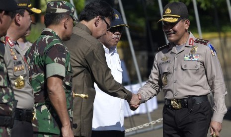 Kapolri Jenderal Pol Badrodin Haiti (kanan) berjabat tangan dengan Mendagri Tjahjo Kumolo (ketiga kiri) disaksikan Menteri PUPR Basuki Hadimuljono (kedua kanan), Panglima TNI Jenderal TNI Gatot Nurmantyo (kedua kiri) dan Wakapolri Komjen Pol Budi Gunawan (