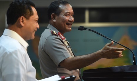 Kapolri Jenderal Pol Badrodin Haiti (kanan) bersama Kepala BNN Komjen Pol Budi Waseso (kiri) menyampaikan hasil rapat terbatas tentang pemberantasan narkoba di Kantor Presiden, Jakarta, Rabu (24/2).