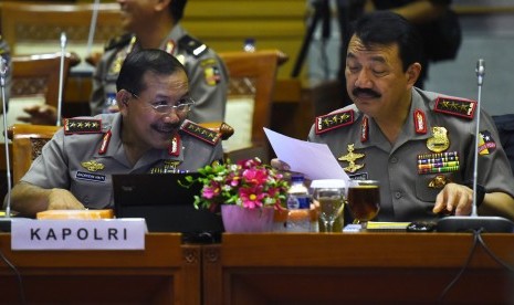 Kapolri Jenderal Pol Badrodin Haiti (kiri) berbincang dengan Wakapolri Komjen Pol Budi Gunawan (kanan) saat mengikuti rapat kerja dengan Komisi III DPR di Kompleks Parlemen Senayan, Jakarta, Selasa (8/9).