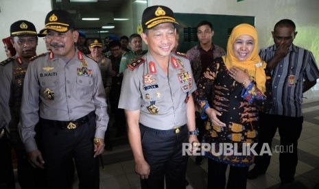 Kapolri Jenderal Pol Badrodin Haiti (kiri), Kapolda Metro Jaya Irjen Pol Tito Karnavian (tengah), dan Mensos Khofifah Indar Parawansa usai mengunjungi korban luka peristiwa bom Thamrin di RSPAD, Jakarta, Selasa (19/1).  (Republika/Yasin Habibi) 