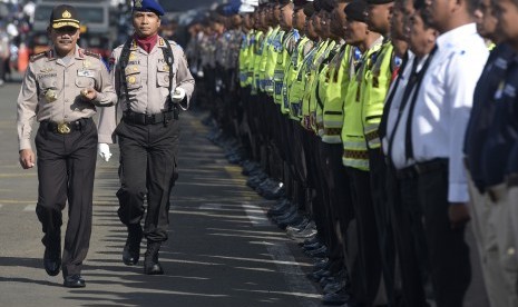 Kapolri Jenderal Pol Badrodin Haiti (kiri) menginspeksi pasukan dalam apel Operasi Lilin 2015 di Polda Metro Jaya, Jakarta, Rabu (23/12).