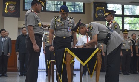 Kapolri Jenderal Pol Badrodin Haiti (kiri) menyaksikan penandatanganan berkas sertijab oleh Kapolda Metro Jaya Irjen Pol Moechgiyarto (kedua kanan) dan Kepala BNPT Irjen Pol Tito Karnavian (kanan) di Mabes Polri, Jakarta, Senin (21/3). (Antara/Hafidz Mubar