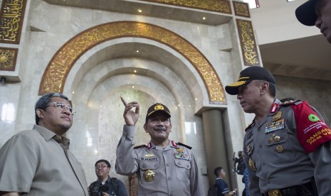 Kapolri Jenderal Pol Badrodin Haiti (tengah) berbincang dengan Kapolda Jawa Barat Irjen. Pol. M. Iriawan (kanan) didampingi Gubernur Jawa Barat Ahmad Heryawan (kiri) saat meninjau kesiapan pengamanan acara puncak Peringatan ke-60 tahun Konferensi Asia Afri