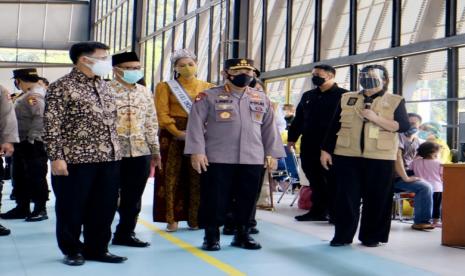 Kapolri Jenderal Pol. Drs. Listyo Sigit Prabowo, M.Si., meninjau pemberian vaksin bagi mahasiswa UI, mahasiswa dari universitas lain di Jabodetabek, dan masyarakat umum, di lokasi Sentra Vaksinasi Mahasiswa Indonesia (SVMI) di Sarana Olah Raga (SOR) Kampus UI Depok, Kamis (12/8).