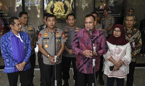 Kapolri Jenderal Pol Idham Azis (kedua kiri) bersama Ketua Komisi Pemberantasan Korupsi (KPK) Firli Bahuri (ketiga kanan), Wakil Ketua KPK Lili Pintauli Siregar (kedua kanan), Alexander Marwata (kanan), Nurul Ghufron (kiri), Nawawi Pomolango (kedua kiri) dan Kabareskrim Polri Inspektur Jenderal Pol Listyo Sigit Prabowo (ketiga kiri belakang) memberikan keterangan kepada wartawan usai melakukan pertemuan tertutup di Mabes Polri di Jakarta, Senin (6/1/2020). 