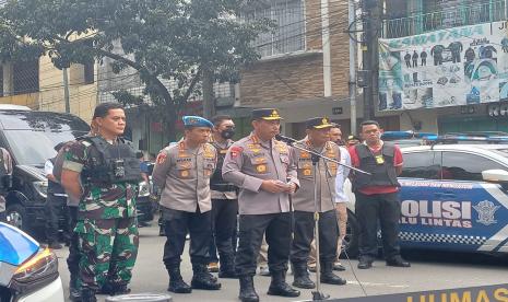 Kapolri Jenderal Pol Listyo Sigit Prabowo bersama Kapolda Jawa Barat Irjen Pol Suntana memberikan keterangan pers kepada awak media di Jalan Astana Anyar pascabom bunuh diri di Polsek Astana Anyar, Kota Bandung, Rabu (7/12/2022). 