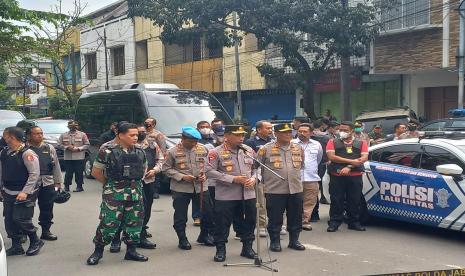 Kapolri Jenderal Pol Listyo Sigit Prabowo bersama Kapolda Jawa Barat Irjen Pol Suntana memberikan keterangan pers kepada awak media di Jalan Astana Anyar pascabom bunuh diri di Polsek Astana Anyar, Kota Bandung, Rabu (7/12/2022). 