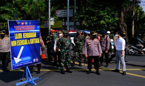 Kapolri Jenderal Pol Listyo Sigit Prabowo bersama Panglima TNI Marsekal Hadi Tjahjanto didampingi Wali Kota Solo Gibran Rakabuming Raka dan Kapolresta Solo Kombes Pol Ade Safri Simanjuntak saat meninjau titik penyekatan di pintu masuk Kota Solo, tepatnya di simpang Faroka, Jumat (9/7). 