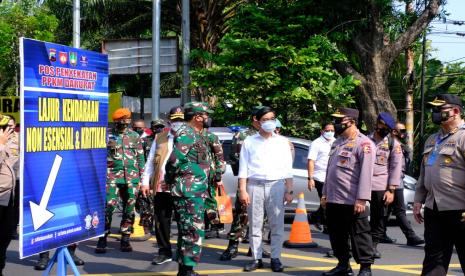  Kapolri Jenderal Pol Listyo Sigit Prabowo bersama Panglima TNI Marsekal Hadi Tjahjanto didampingi Wali Kota Solo Gibran Rakabuming Raka dan Kapolresta Solo Kombes Pol Ade Safri Simanjuntak saat meninjau titik penyekatan di pintu masuk Kota Solo, tepatnya di simpang Faroka, Jumat (9/7). 