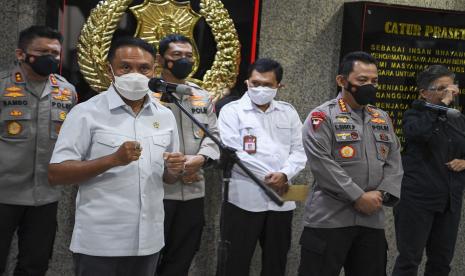 Kapolri Jenderal Pol Listyo Sigit Prabowo (kanan) bersama Menpora Zainudin Amali (kiri) memberikan keterangan pers usai melakukan pertemuan di Mabes Polri, Jakarta, Kamis (18/2/2021). Kepolisian memberikan izin keramaian untuk pelaksanaan turnamen pramusim Piala Menpora 2021 yang rencananya digelar pada 20 Maret hingga 25 Apri 2021.